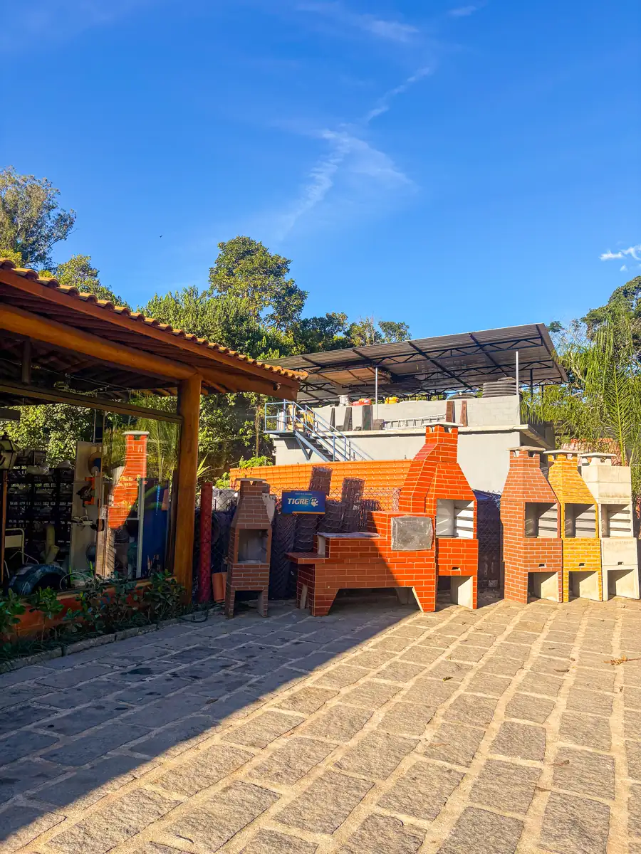 Churrasqueiras pré-moldadas expostas na loja