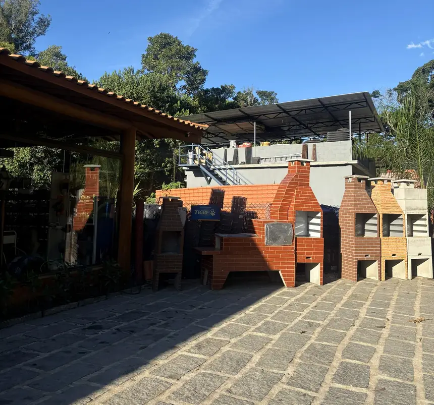 Pré-moldados na área externa da loja